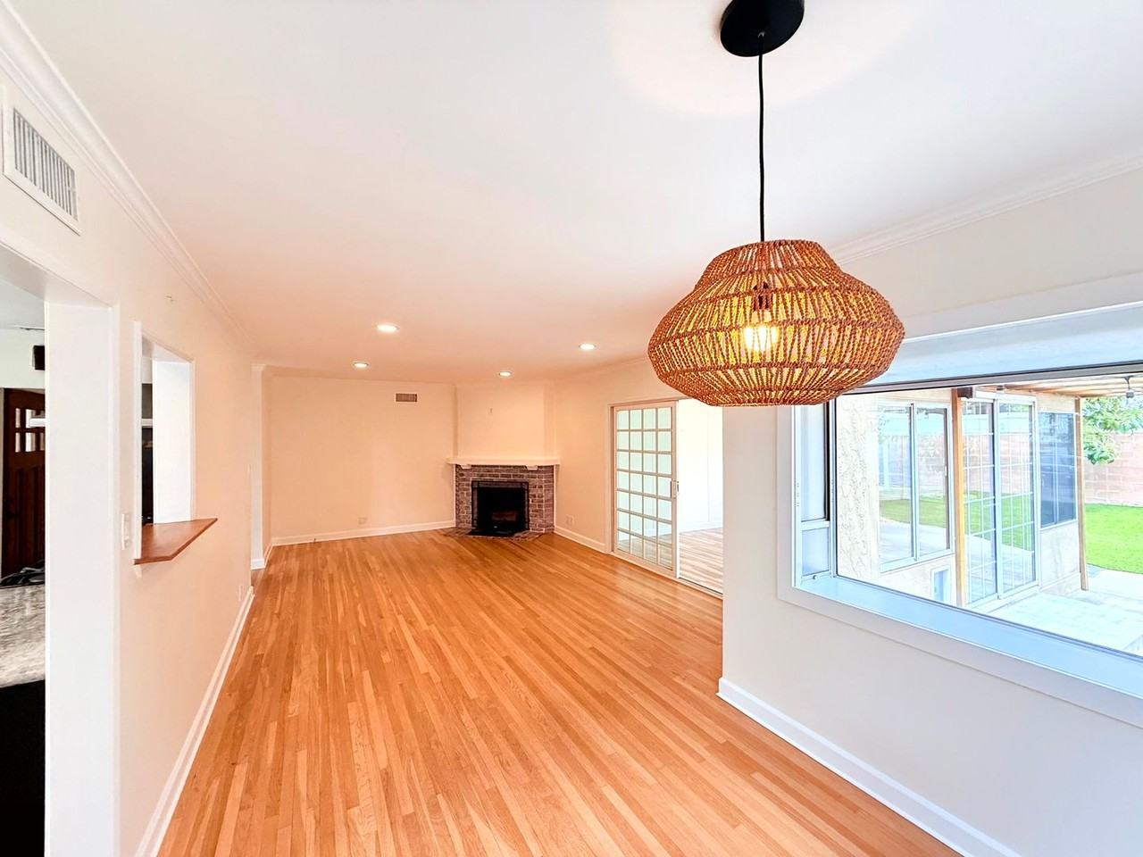 16457 Gledhill St - Photo 4 of 39