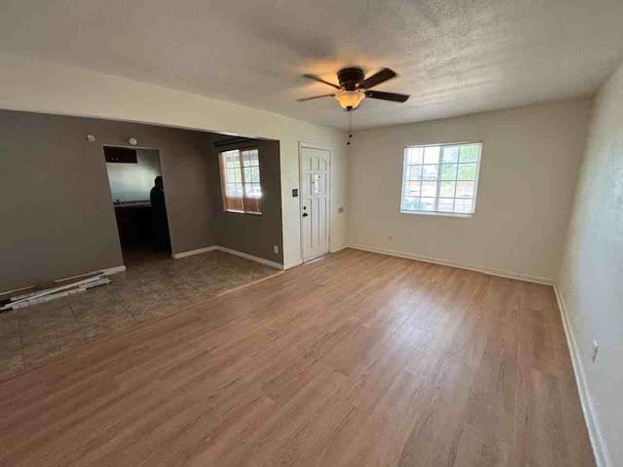 1015 W Commercial Ave - Photo 2 of 10