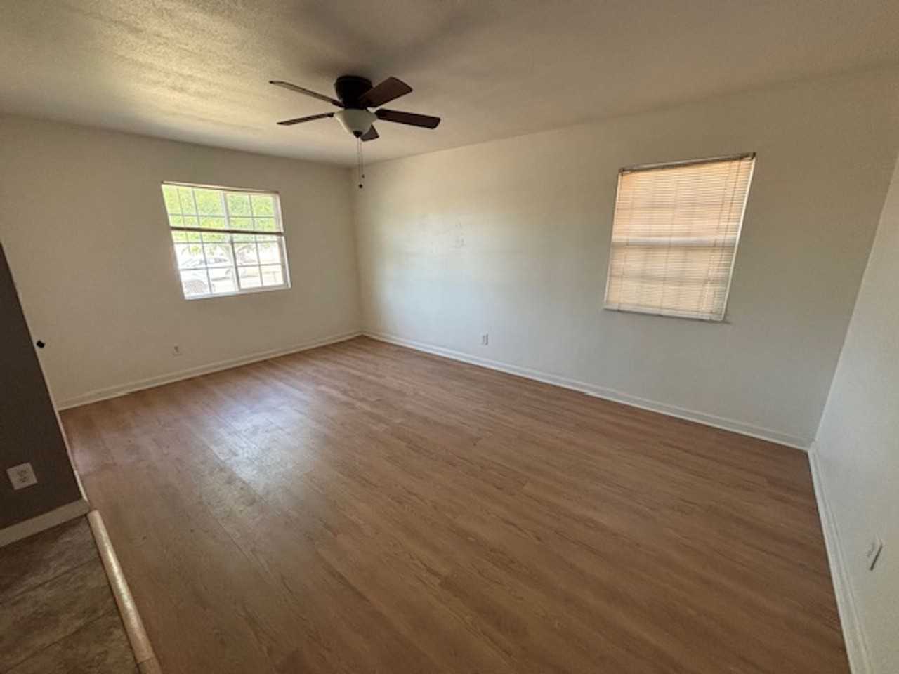 1015 W Commercial Ave - Photo 3 of 10