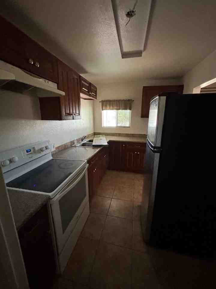 1015 W Commercial Ave - Photo 5 of 10