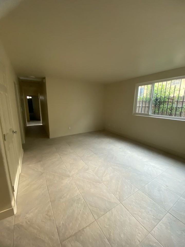 1553 W 58th Pl - Photo 4 of 12