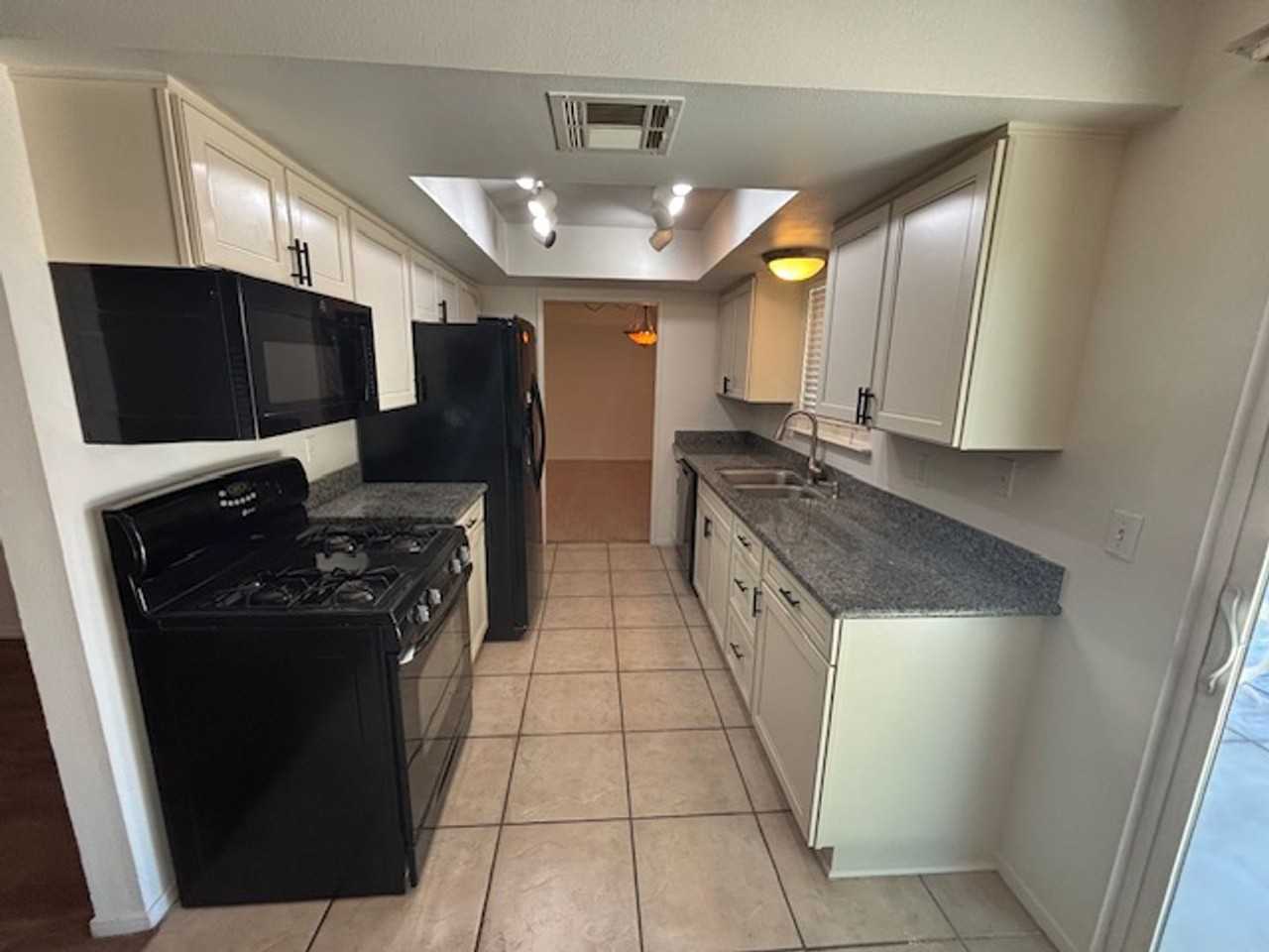 2150 W Hamilton Ave - Photo 3 of 19
