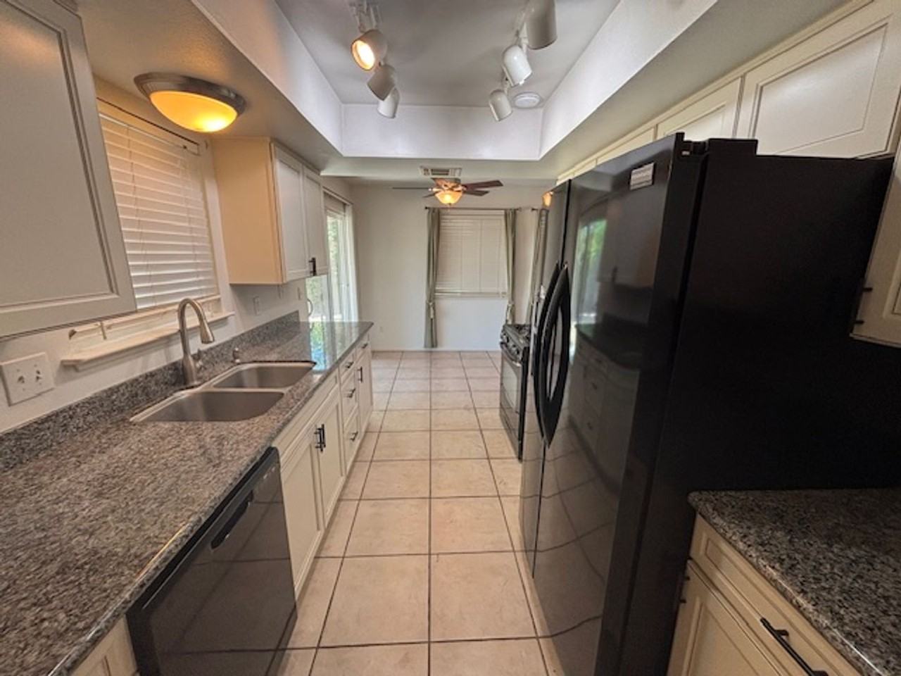 2150 W Hamilton Ave - Photo 5 of 19