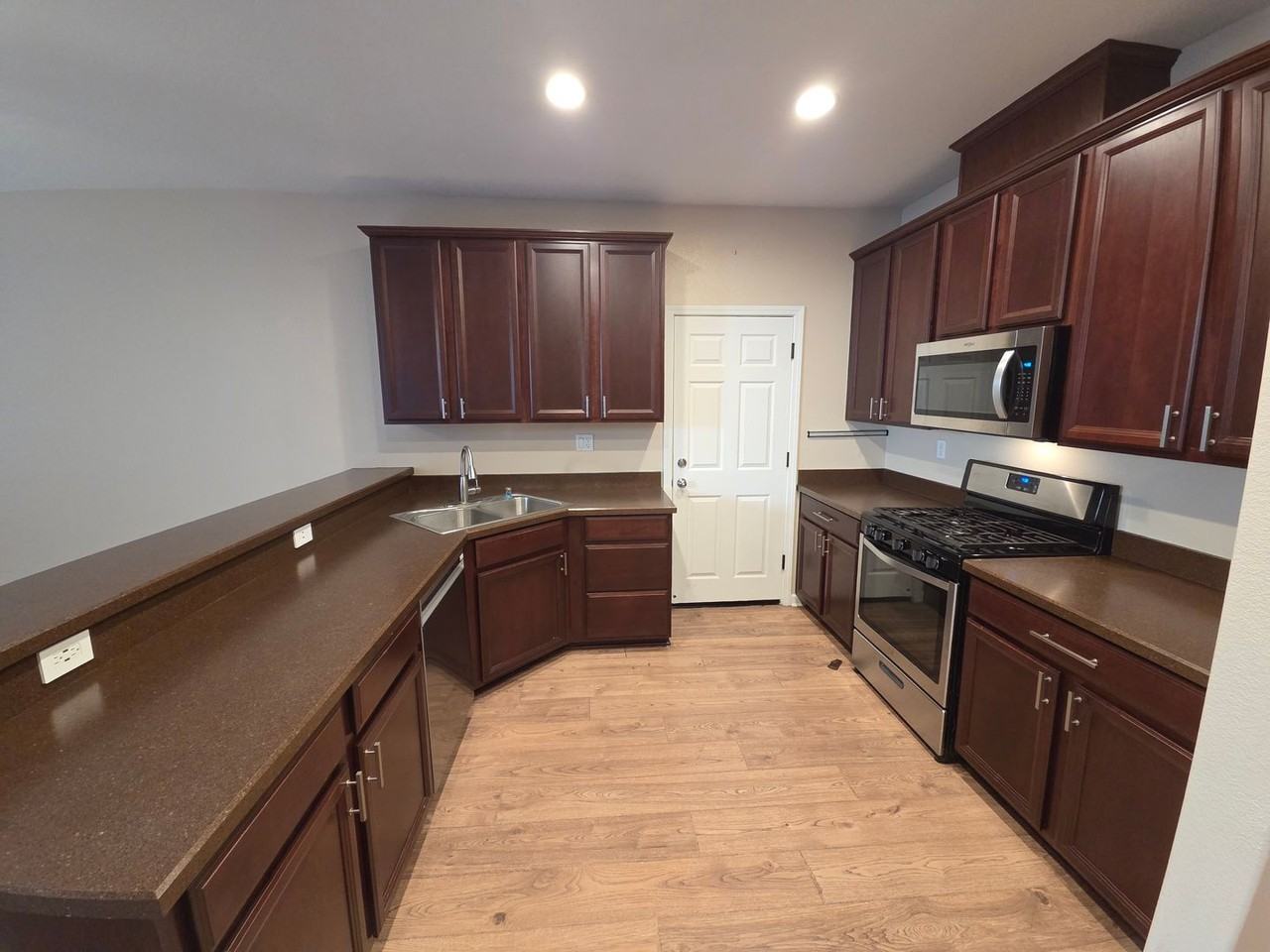 918 Castellona Dr - Photo 4 of 35