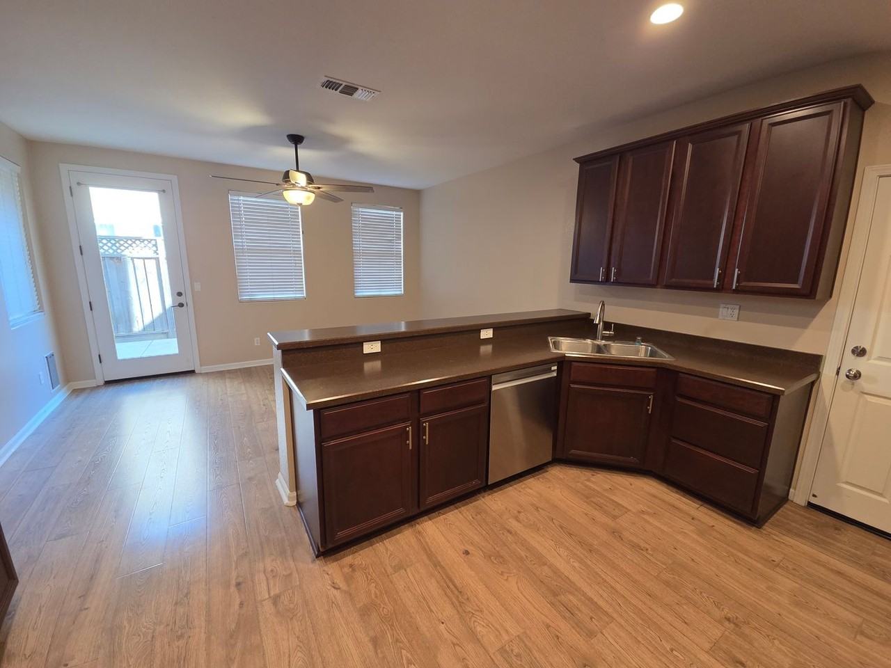 918 Castellona Dr - Photo 5 of 35
