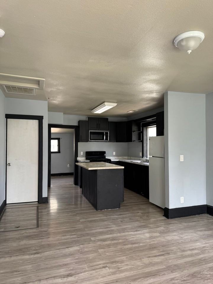 614 Cedar St - Photo 2 of 10