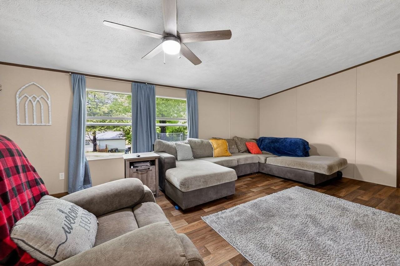 122 Gibson St - Photo 5 of 35