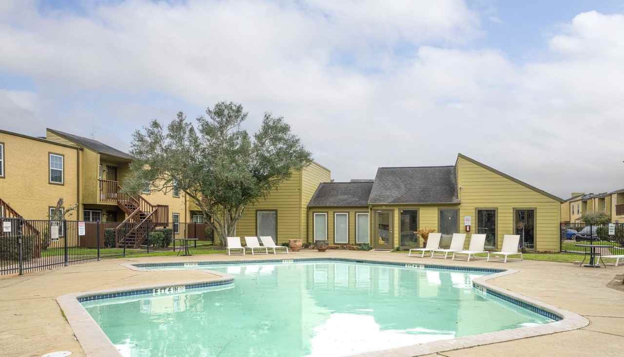 Shadow Bay Apartments - Photo 4 of 18