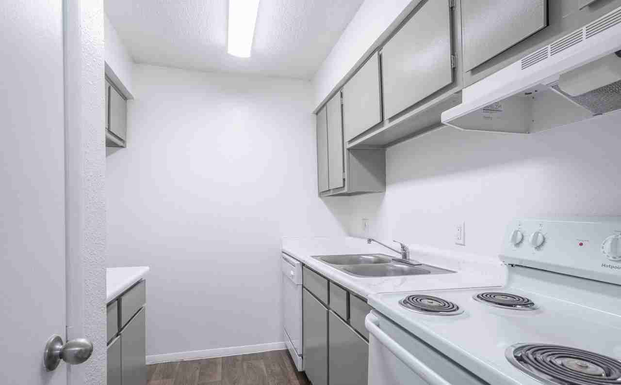 Shadow Bay Apartments - Photo 6 of 18