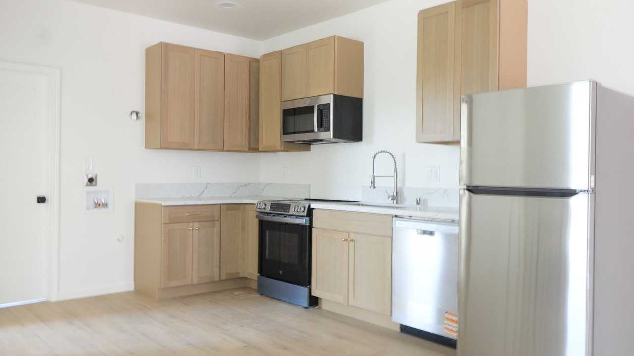 816 10th St - Photo 5 of 12