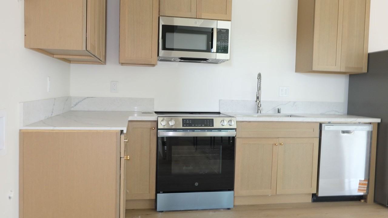816 10th St - Photo 6 of 12