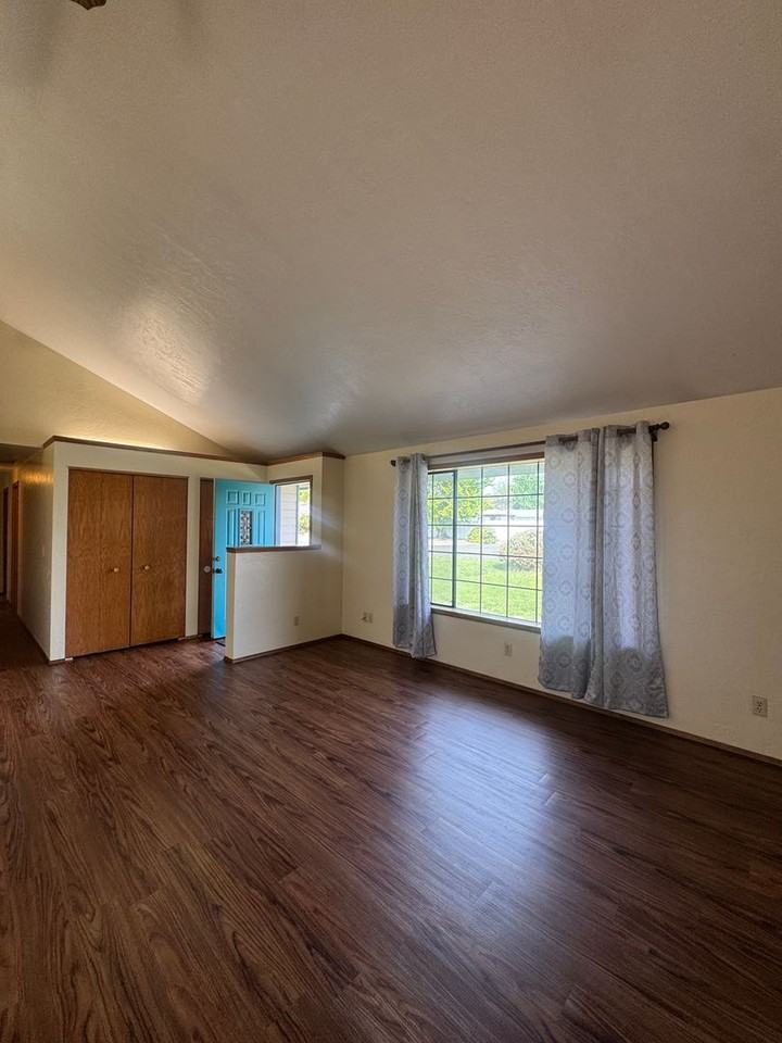 7410 W Walnut St - Photo 3 of 19