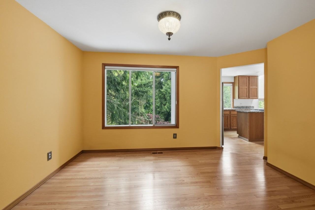 22348 Ne 18th St - Photo 4 of 25