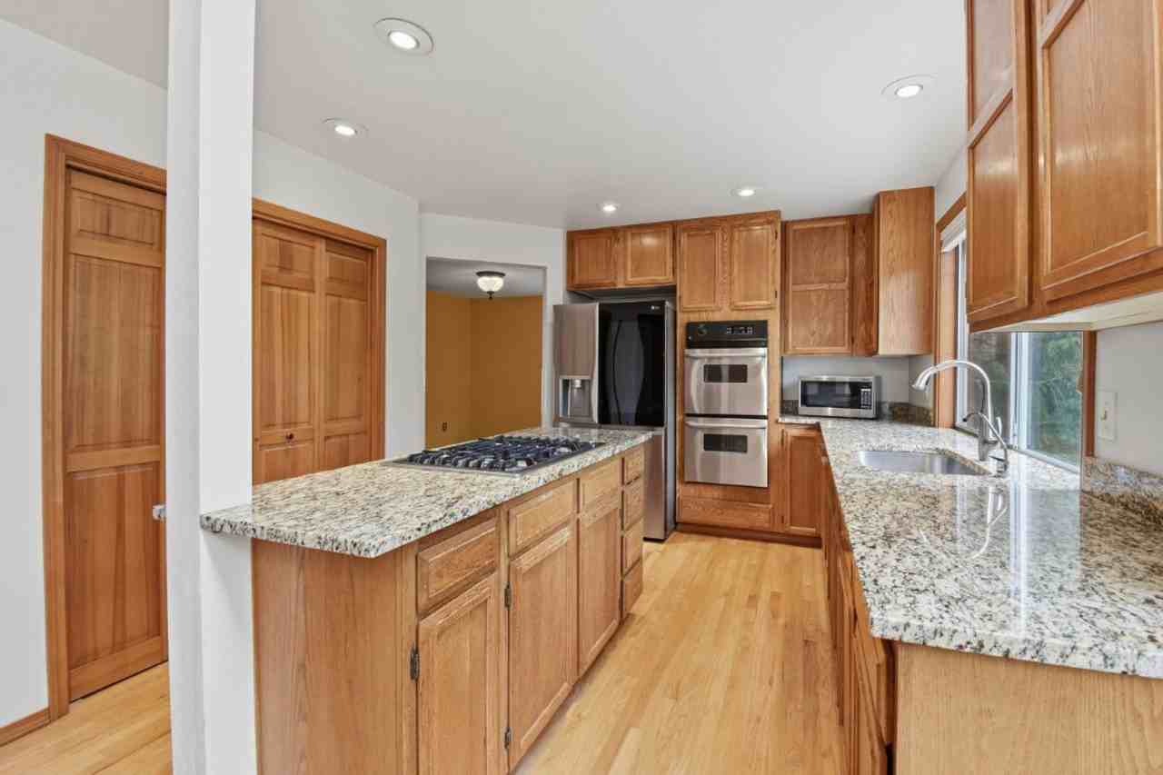 22348 Ne 18th St - Photo 6 of 25