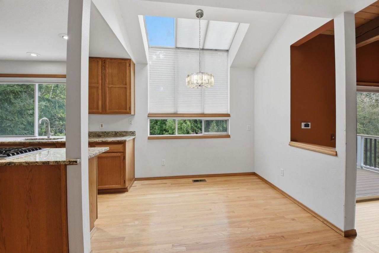 22348 Ne 18th St - Photo 7 of 25