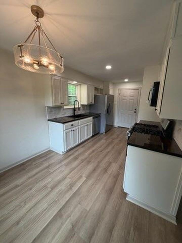 9916 Hogue Rd - Photo 4 of 20