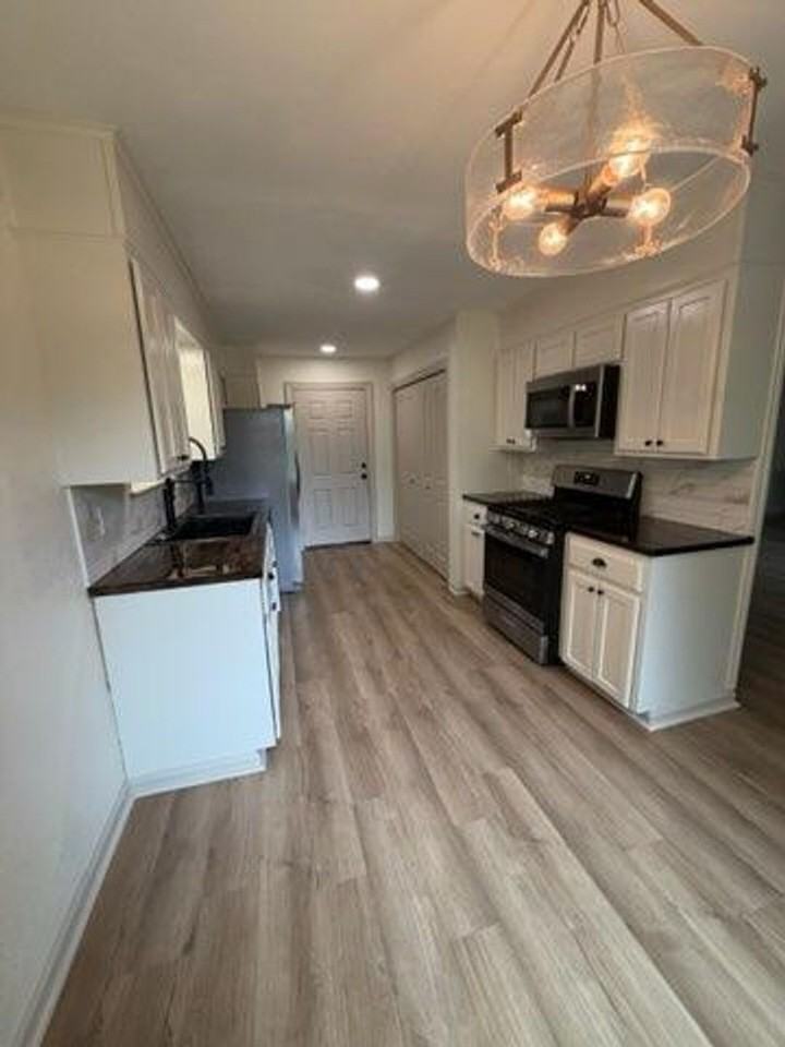 9916 Hogue Rd - Photo 6 of 20