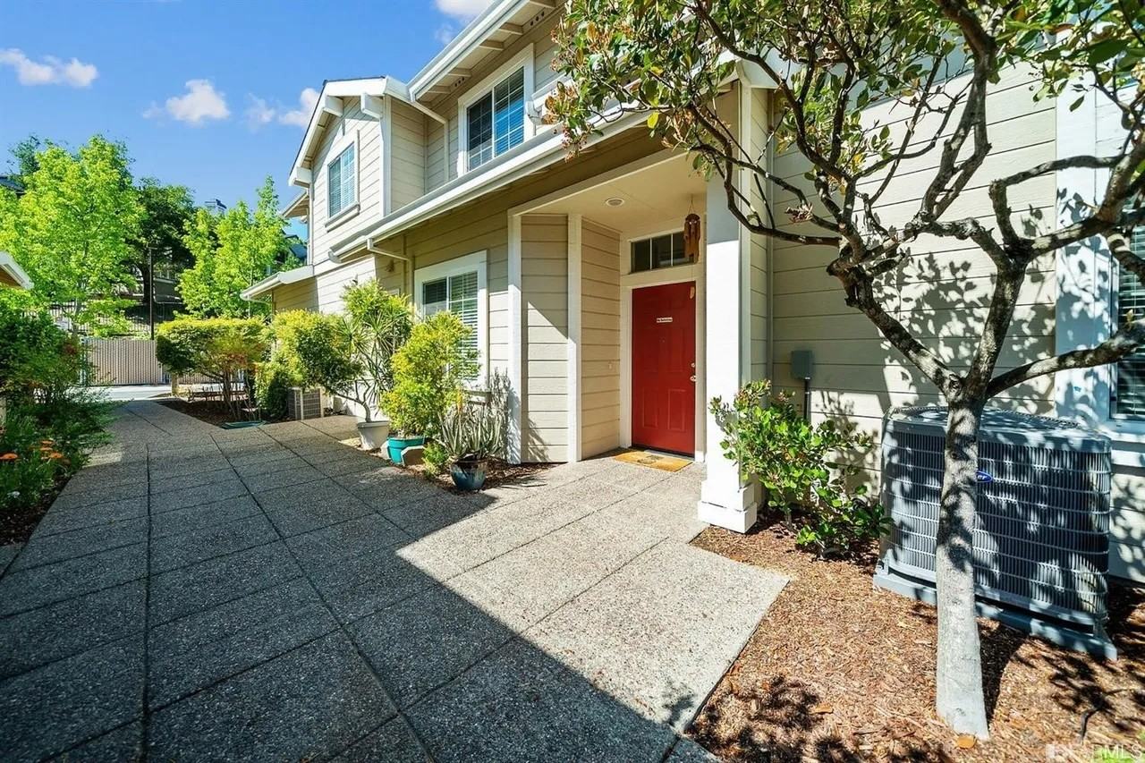 211 Skyline Dr - Photo 2 of 36