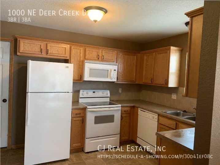 1000 Ne Deer Creek Dr - Photo 3 of 7