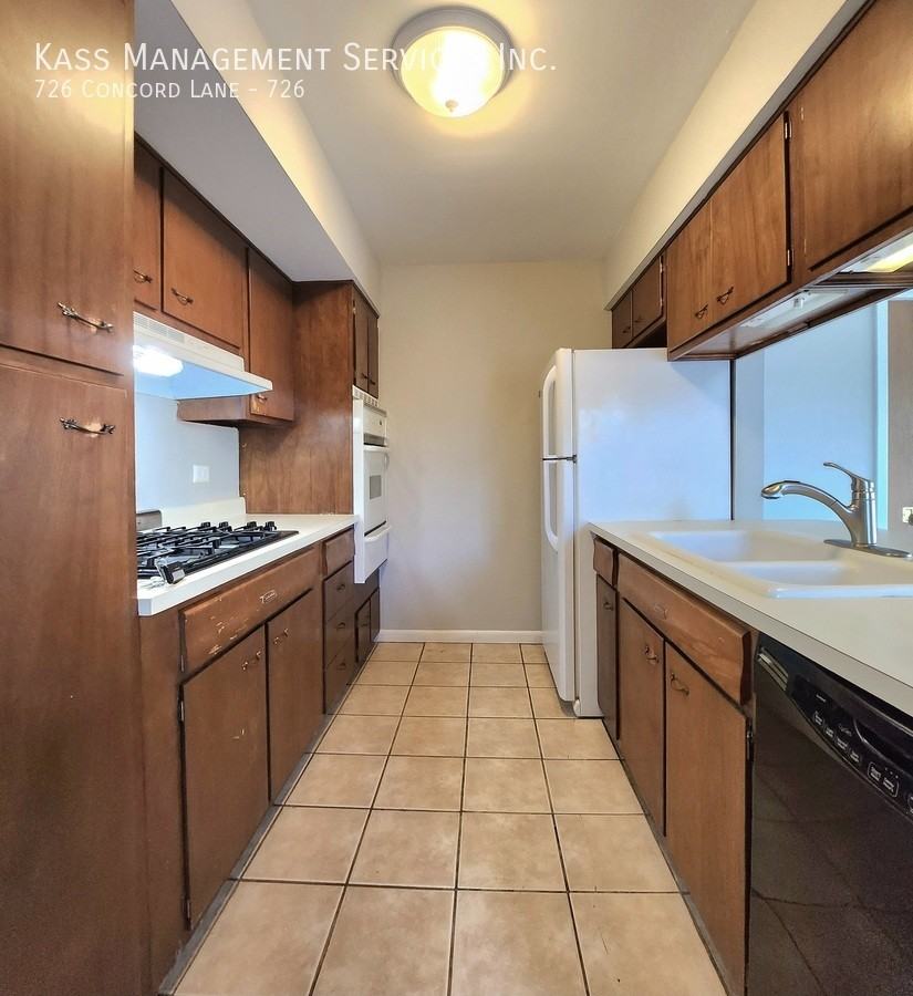 726 Concord Ln #726 - Photo 5 of 16