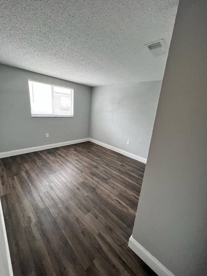 908 35th Ave W #1B - Photo 7 of 11