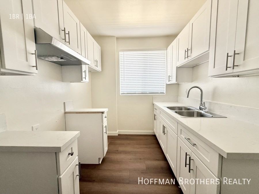 1228 W 57th St #11 - Photo 2 of 7