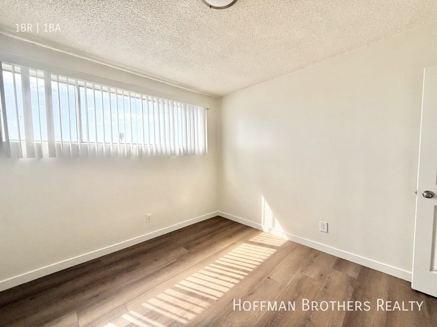 1228 W 57th St #11 - Photo 3 of 7