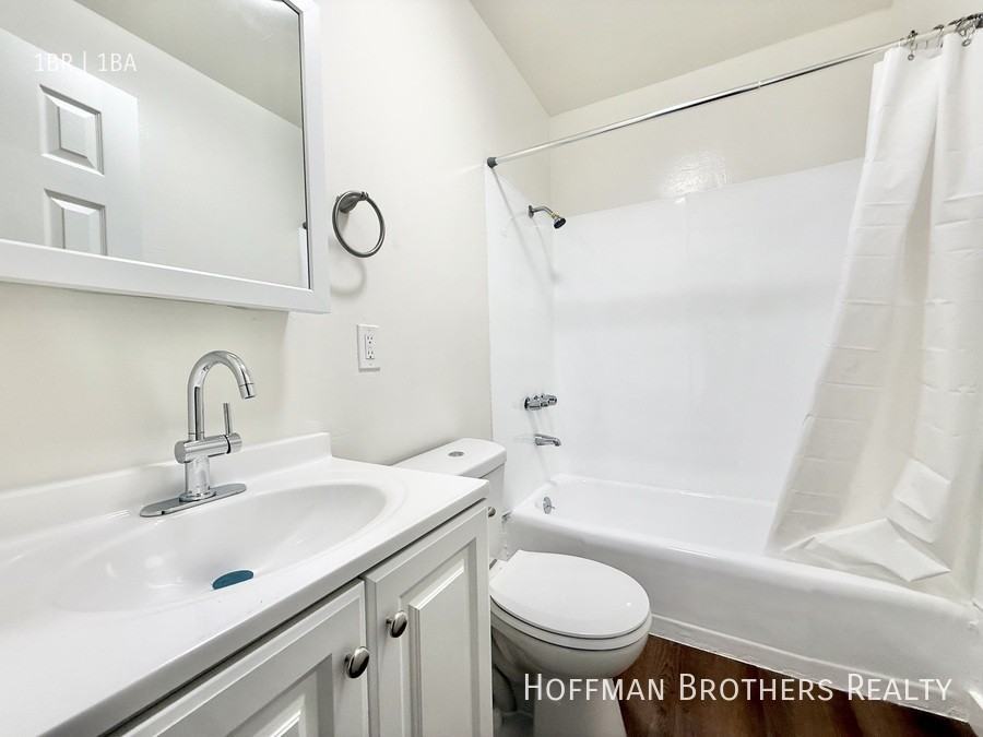 1228 W 57th St #11 - Photo 6 of 7