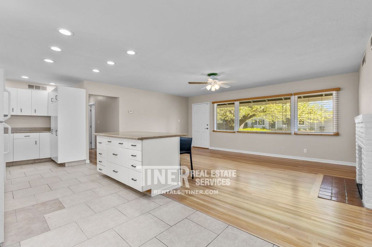 2501 Laurence Ave - Photo 4 of 31