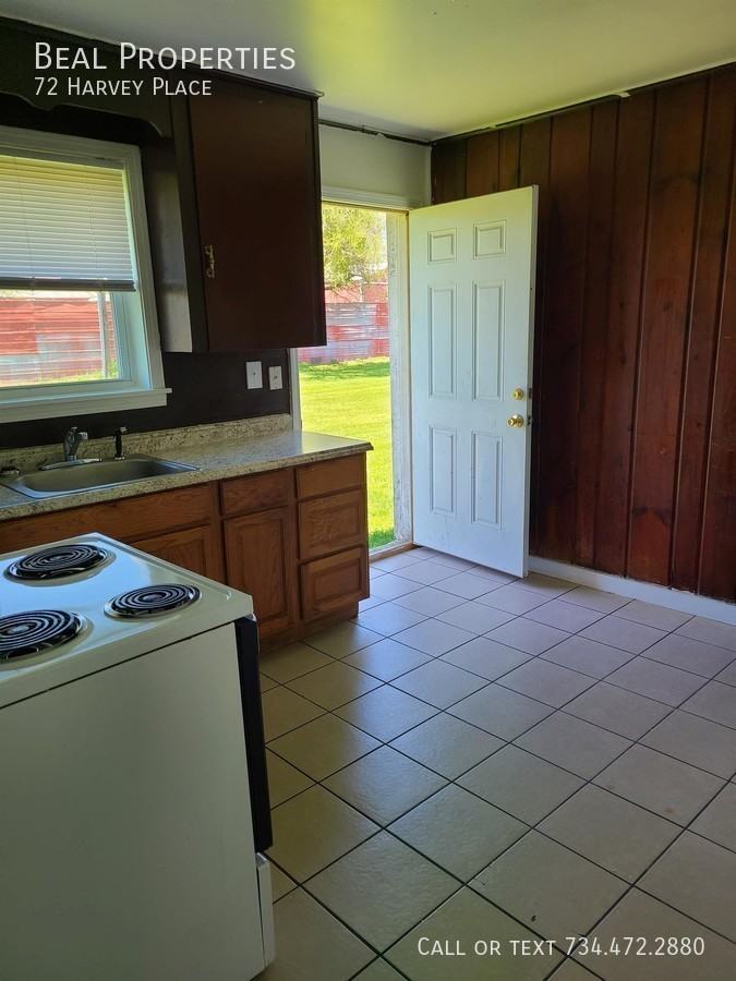 72 Harvey Pl - Photo 7 of 16