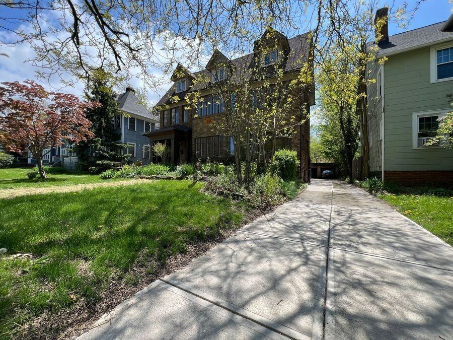 3232 Clarendon Rd Uppr - Photo 2 of 30