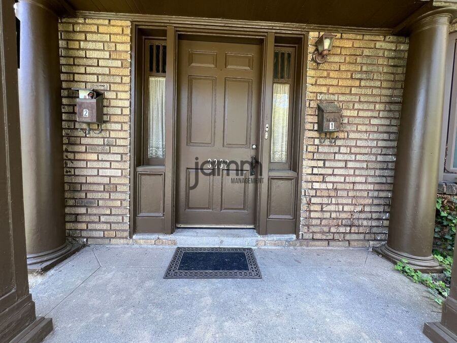 3232 Clarendon Rd Uppr - Photo 3 of 30