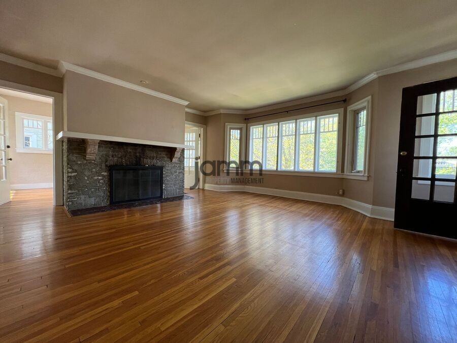 3232 Clarendon Rd Uppr - Photo 7 of 30