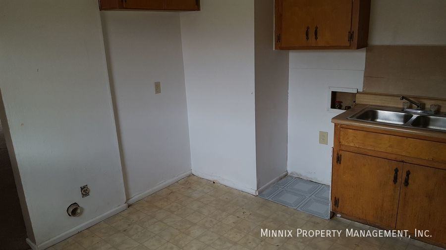 718 W 4th St #B - Photo 5 of 8