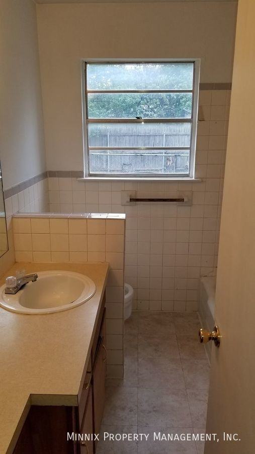 718 W 4th St #B - Photo 6 of 8