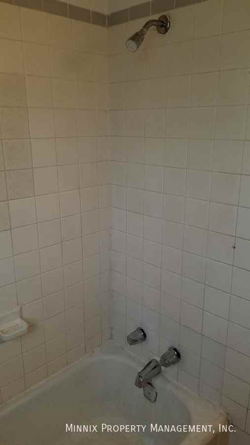 718 W 4th St #B - Photo 7 of 8
