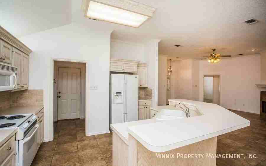 3305 103rd St - Photo 4 of 45