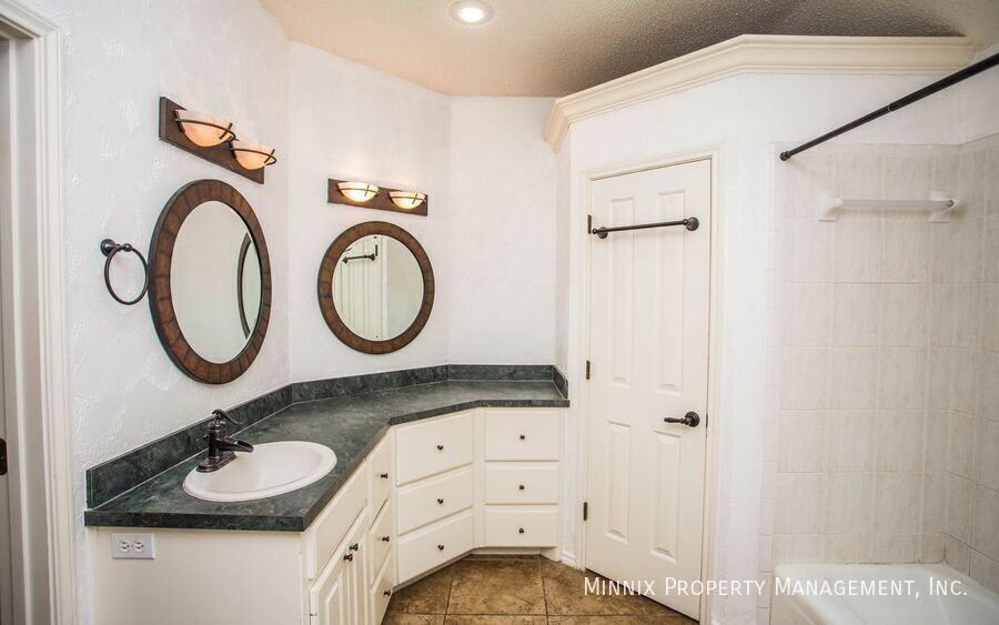 3305 103rd St - Photo 6 of 45