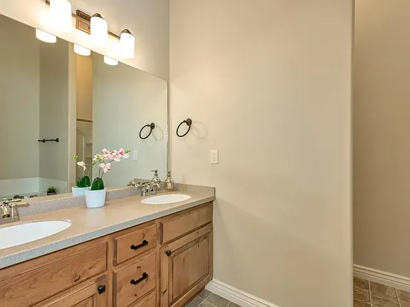 2018 E Stoneleigh Dr - Photo 2 of 11