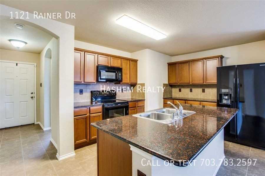 1121 Rainer Dr - Photo 4 of 15