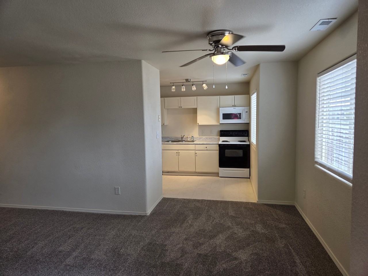 3007 Ontario St - Photo 5 of 17
