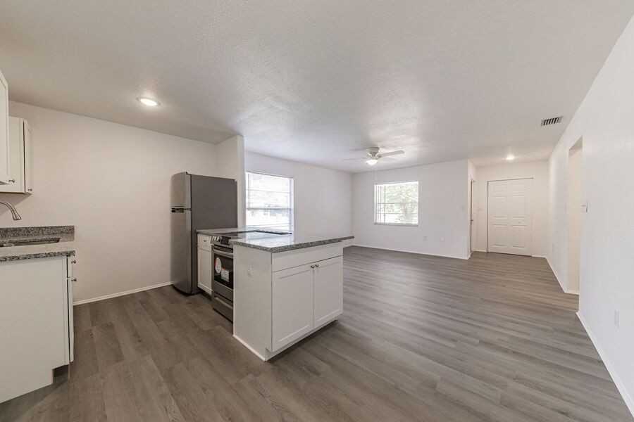 430 Avenue B Ne #A - Photo 4 of 6