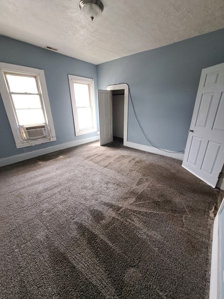 225 1/2 S East St - Photo 6 of 10