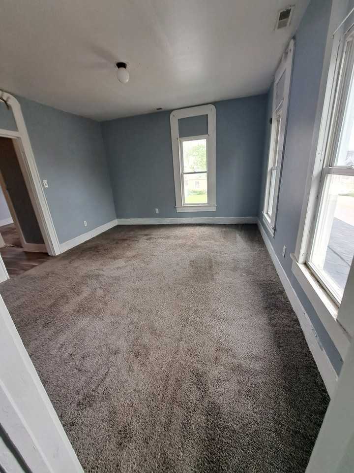 225 1/2 S East St - Photo 7 of 10
