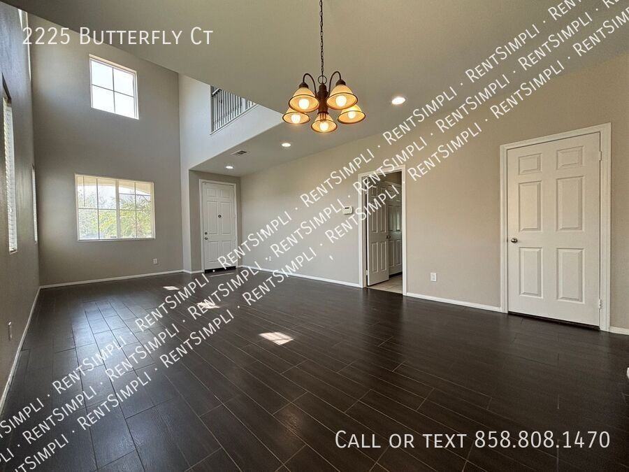 2225 Butterfly Ct - Photo 4 of 33