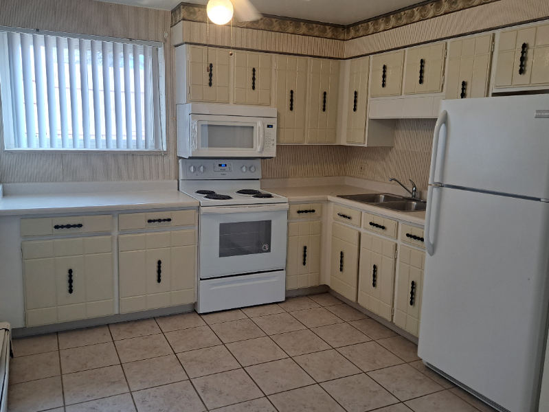 1447 Nokomis Dr #3 - Photo 3 of 10