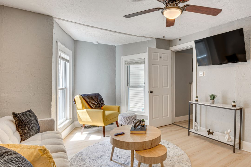 484 Spicer St - Photo 3 of 11