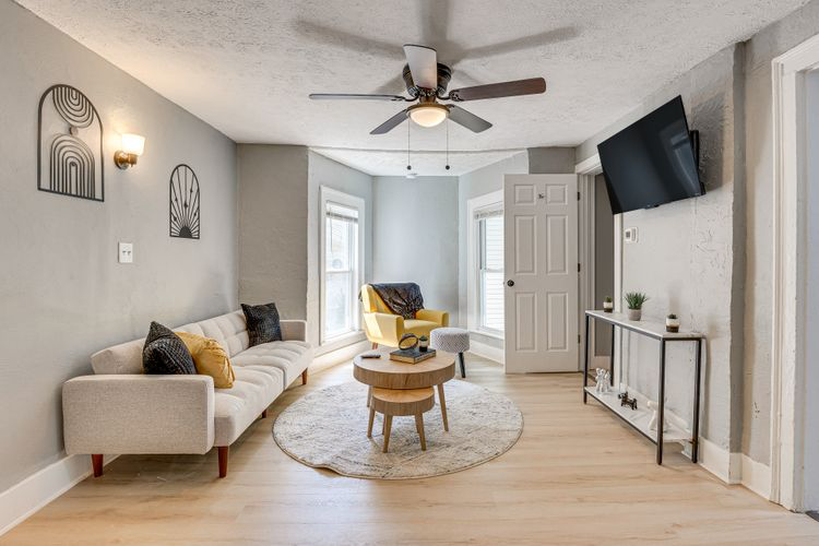 484 Spicer St - Photo 5 of 11