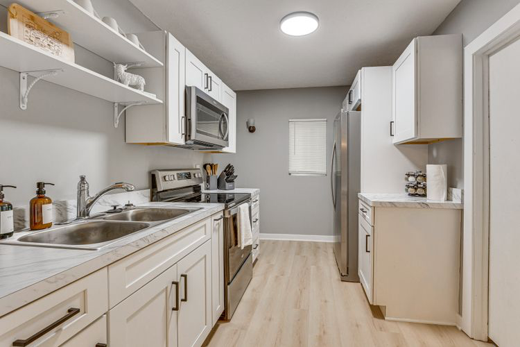 484 Spicer St - Photo 7 of 11