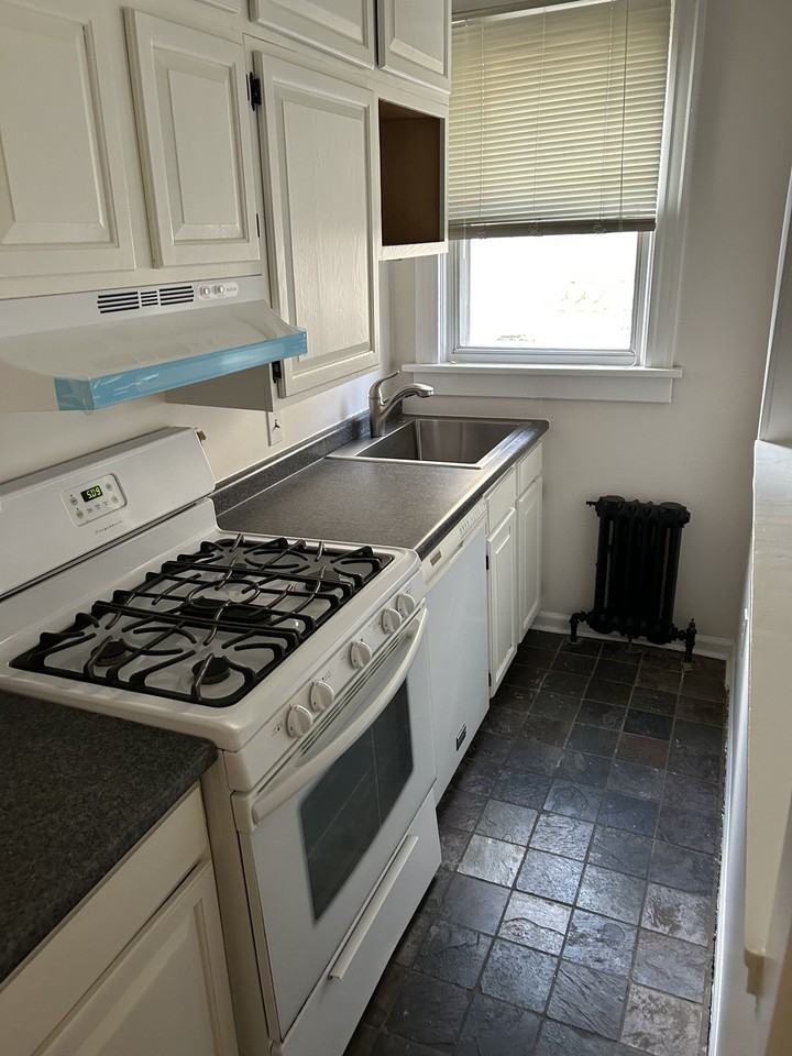 137 Harvard St - Photo 5 of 11